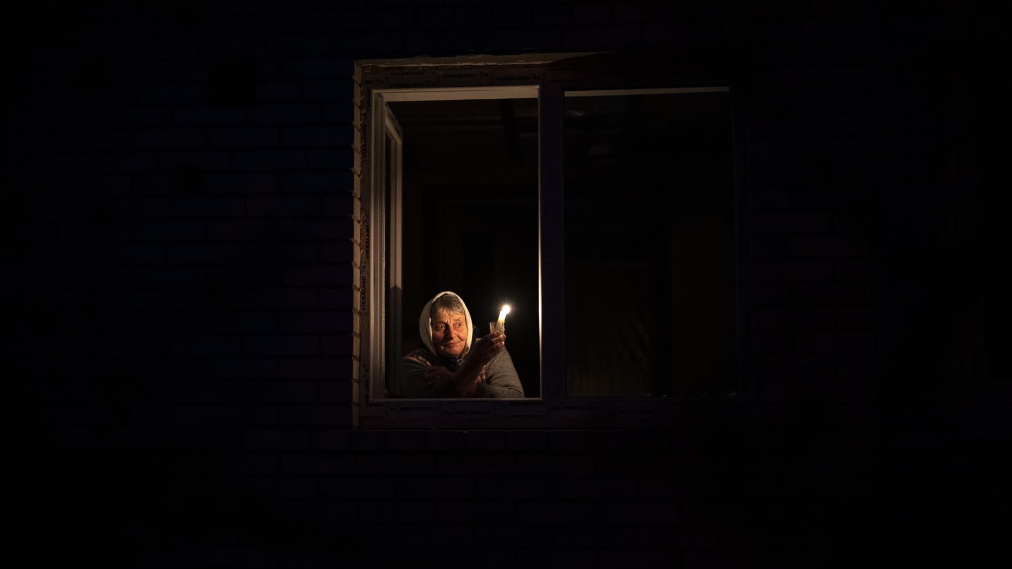 Arkivbild: Kvinna i fönster i Ukraina.