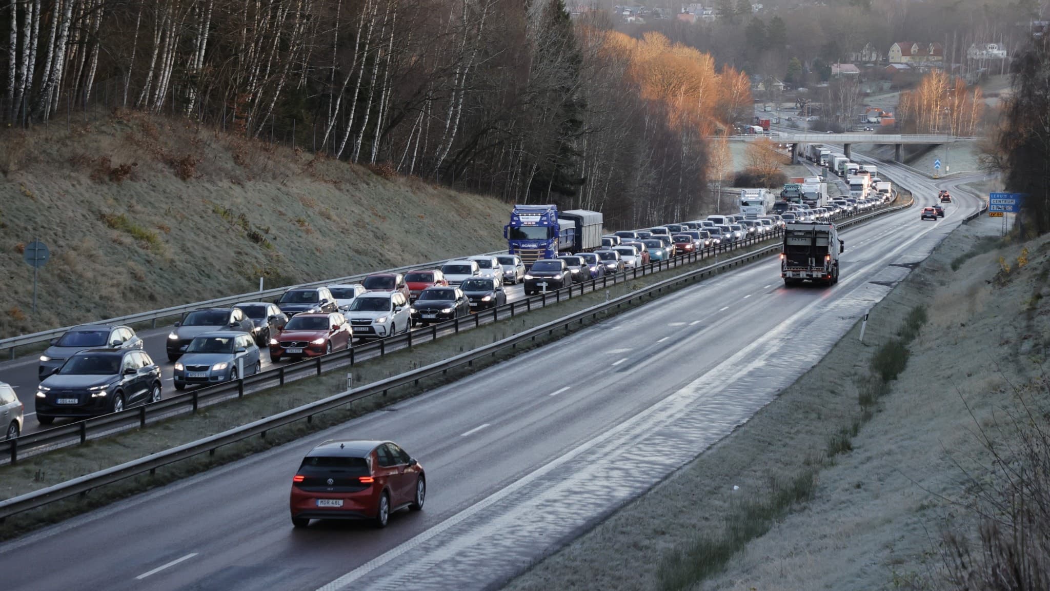 Trafikköer på E20 vid Lerum mot Jonsered utanför Göteborg en frostig morgon. 