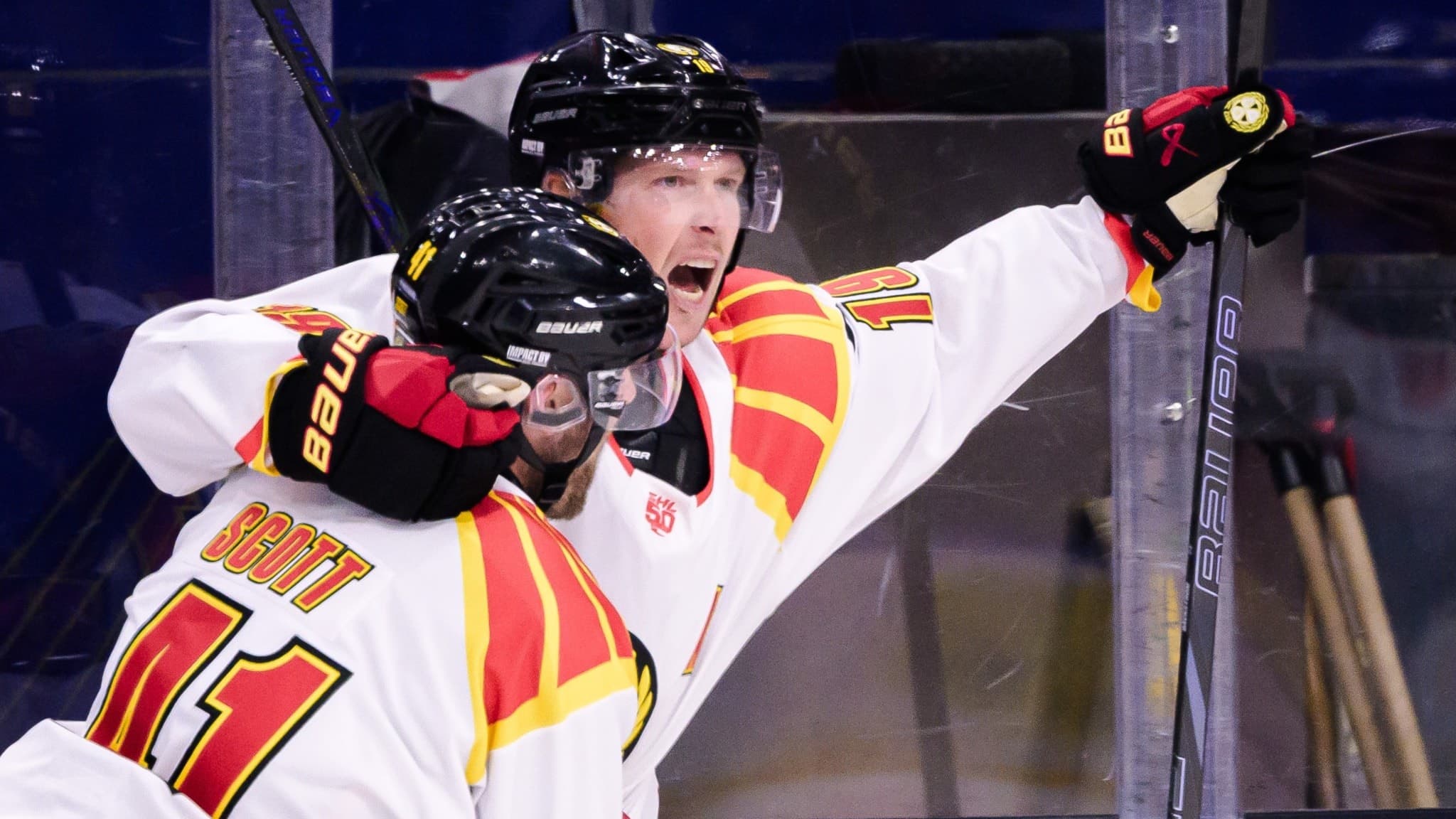 Brynäs-spelaren Nicklas Bäckström jublar med utsträckta armar efter att ha gjort mål under en SHL-match mot Färjestad i Karlstad. 