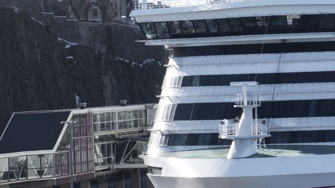 Fören av en finlandsfärja syns och lite av den inglasade landgången till färjan. 