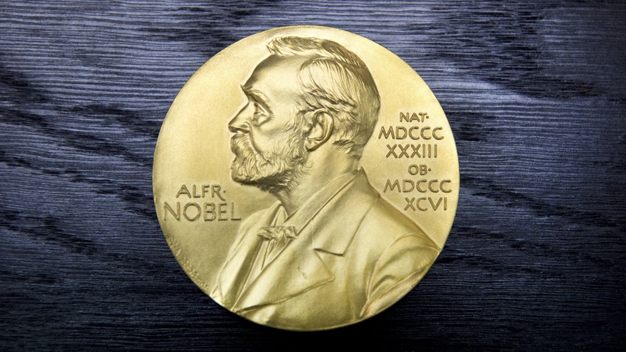 En bild på Nobelpriset i guld med Alfred Nobel ingraverad, för att illustrera Nobelpriset i medicin 2024.