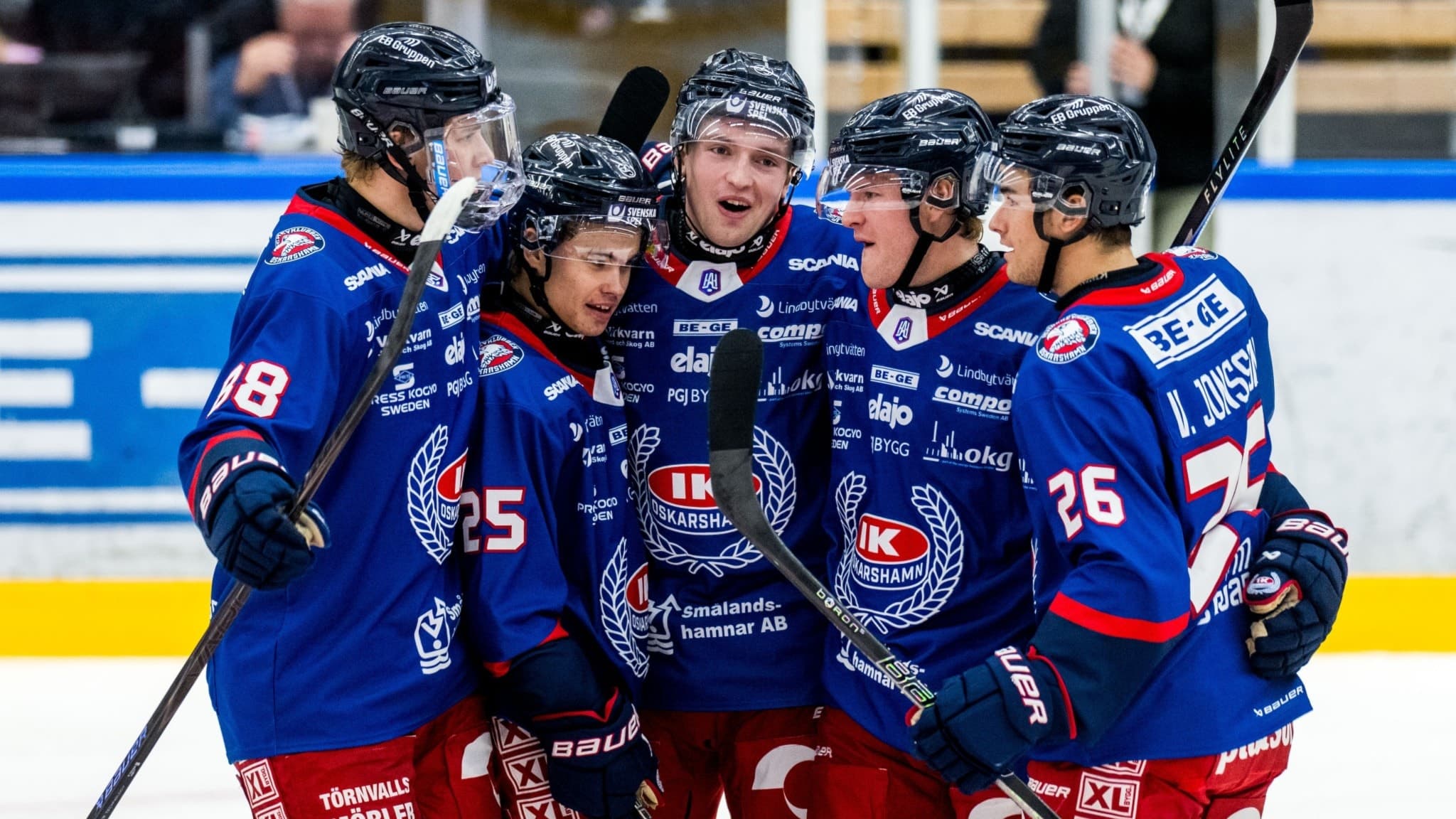 IK Oskarshamn jublar efter ett mål i 8-0 segern hemma mot Modo i Hockeyallsvenskan.
