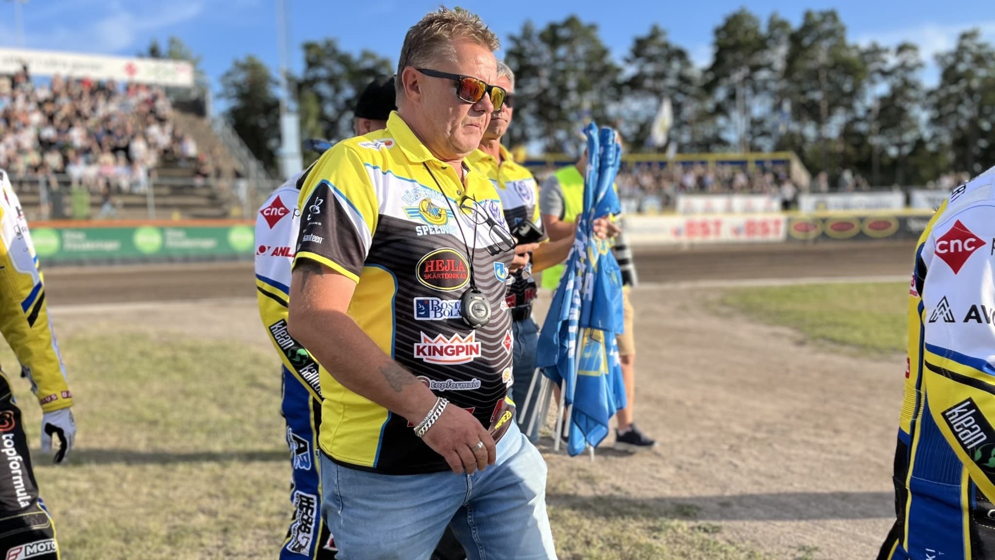 Man går ut åt höger i bild på en speedwaybana.
