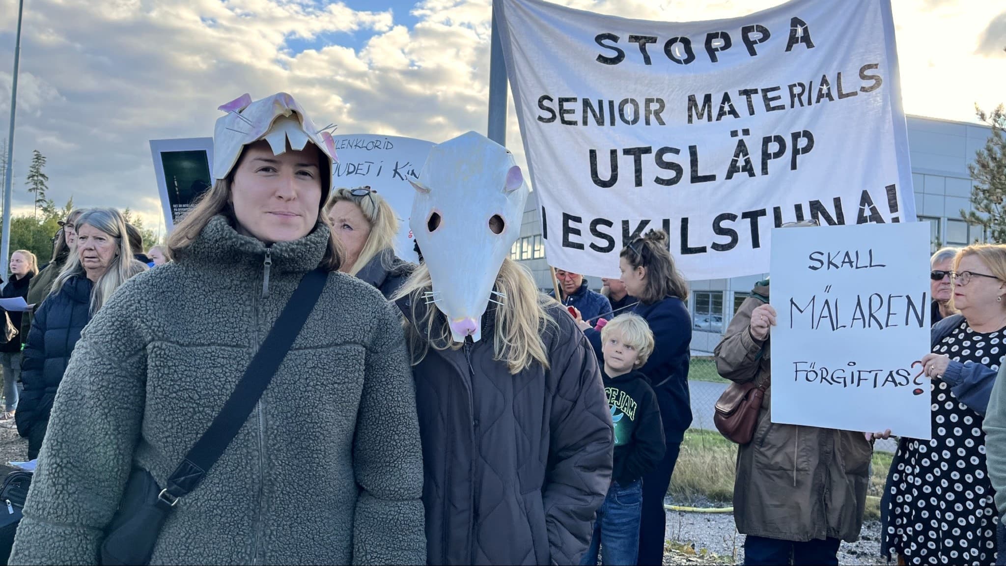 Ellen Ljungqvist demonstrerar utanför Senior Materials fabrik i Eskilstuna. Protestgruppen håller upp skyltar med budskap mot utsläpp och miljöpåverkan.