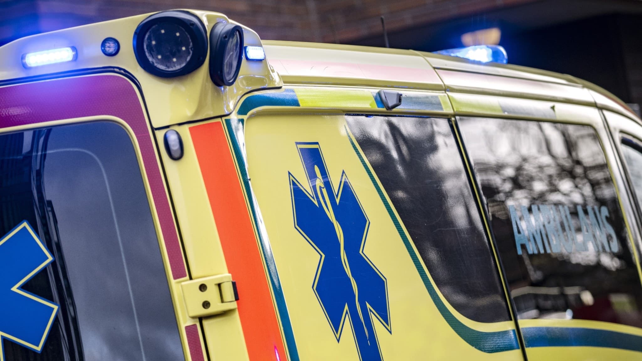 Ambulans med blåljus påslagna vid en insats.