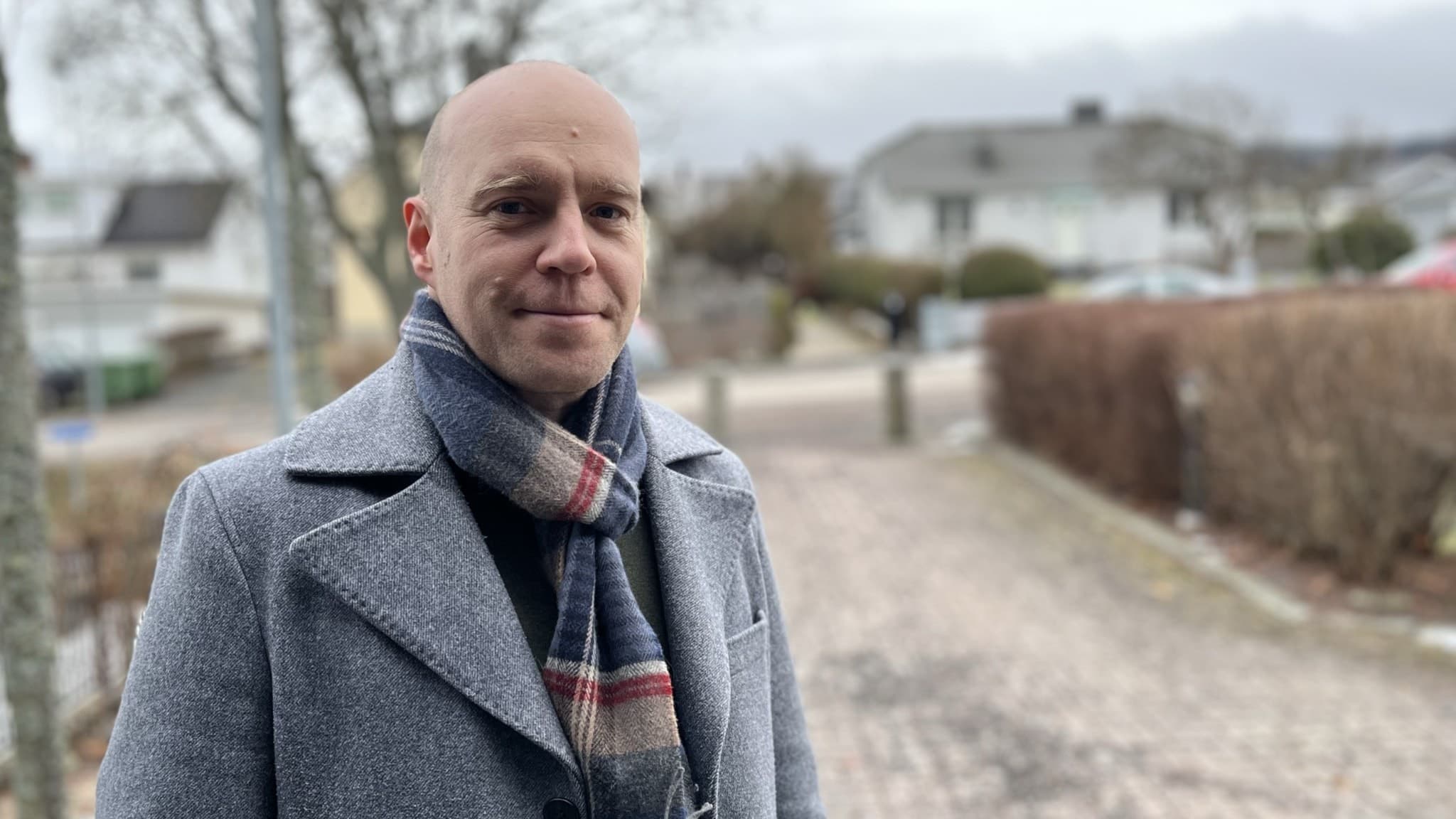 Tommie Ekered, Ordförande i nämnden som ansvarar för kollektivtrafiken i länet står utomhus med halsduk. Han berättar att dom vill lösa bristen på dieseltåg.
