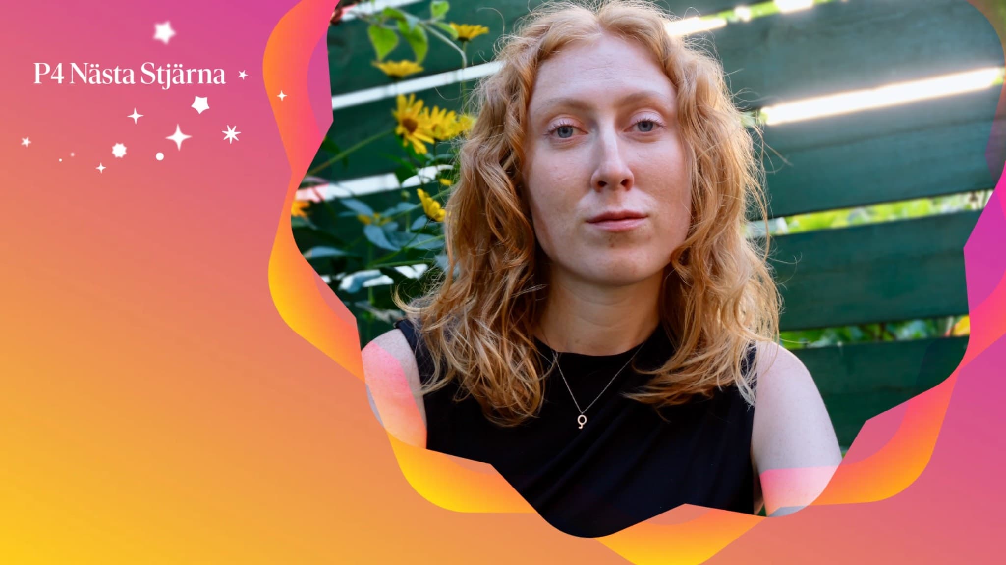 Agnes står framför en grön trävägg med solrosor i bakgrunden. Hon har axellångt rött hår och bär en svart topp. Bilden har en färgglad ram med texten 'På Nästa Stjärna'.