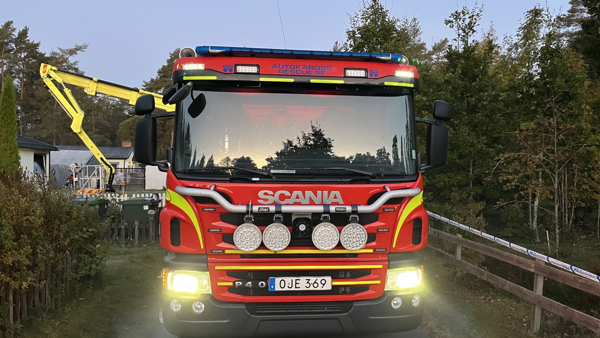 En brandbil som står med ljuset på.