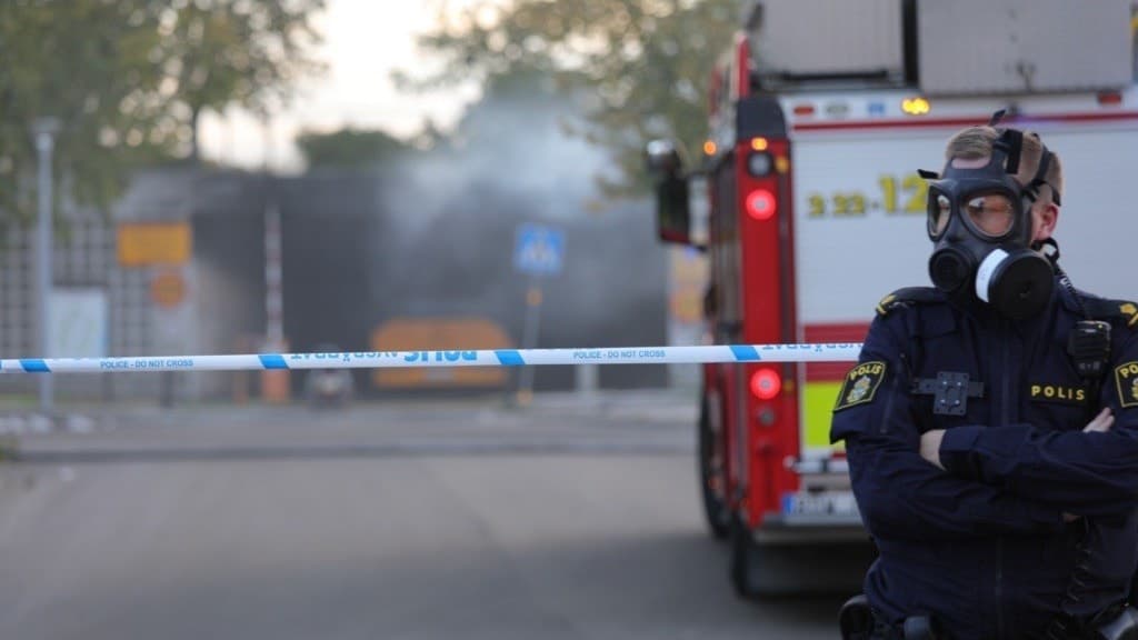 Polis med gasmask