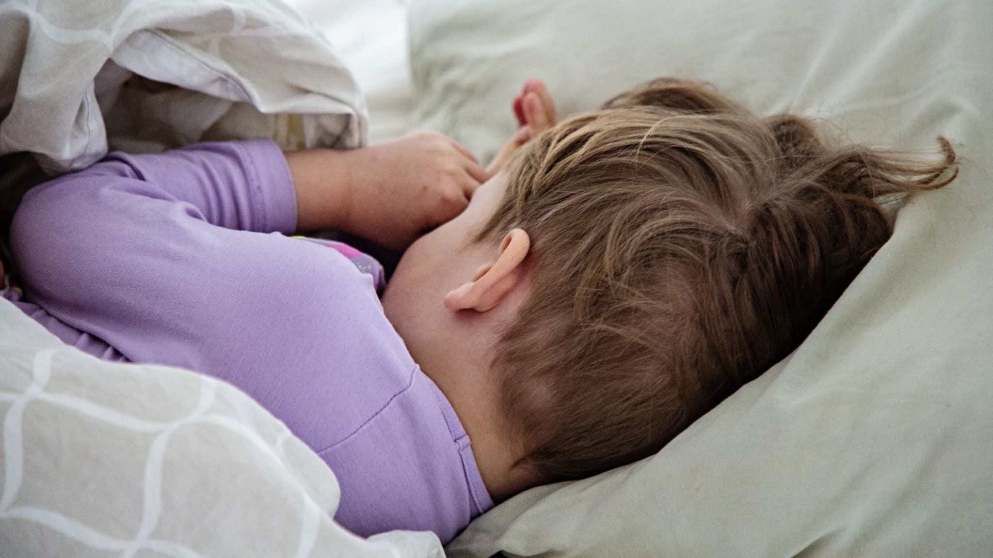 Liten pojke, barn, vilar, sover, i en säng.