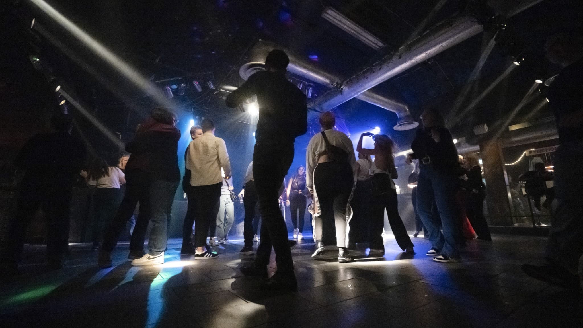 Publikhav på en nattklubb. 