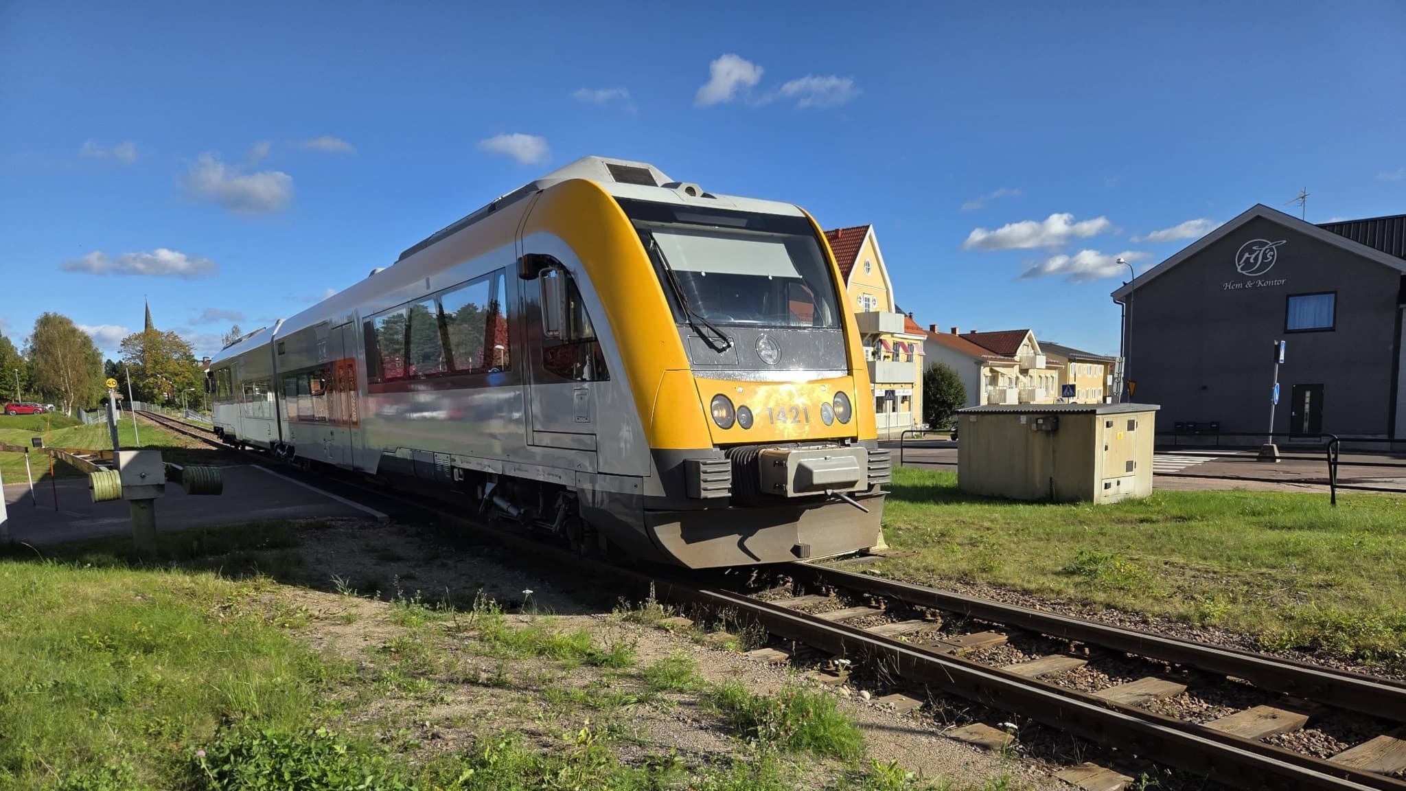 Ett tåg längs Fryksdalsbanan passerar en övergång på väg mot resecentrum i Torsby.