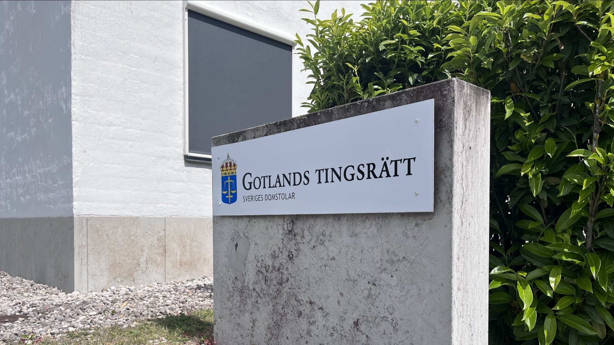 Skylt med texten "Gotlands tingsrätt".