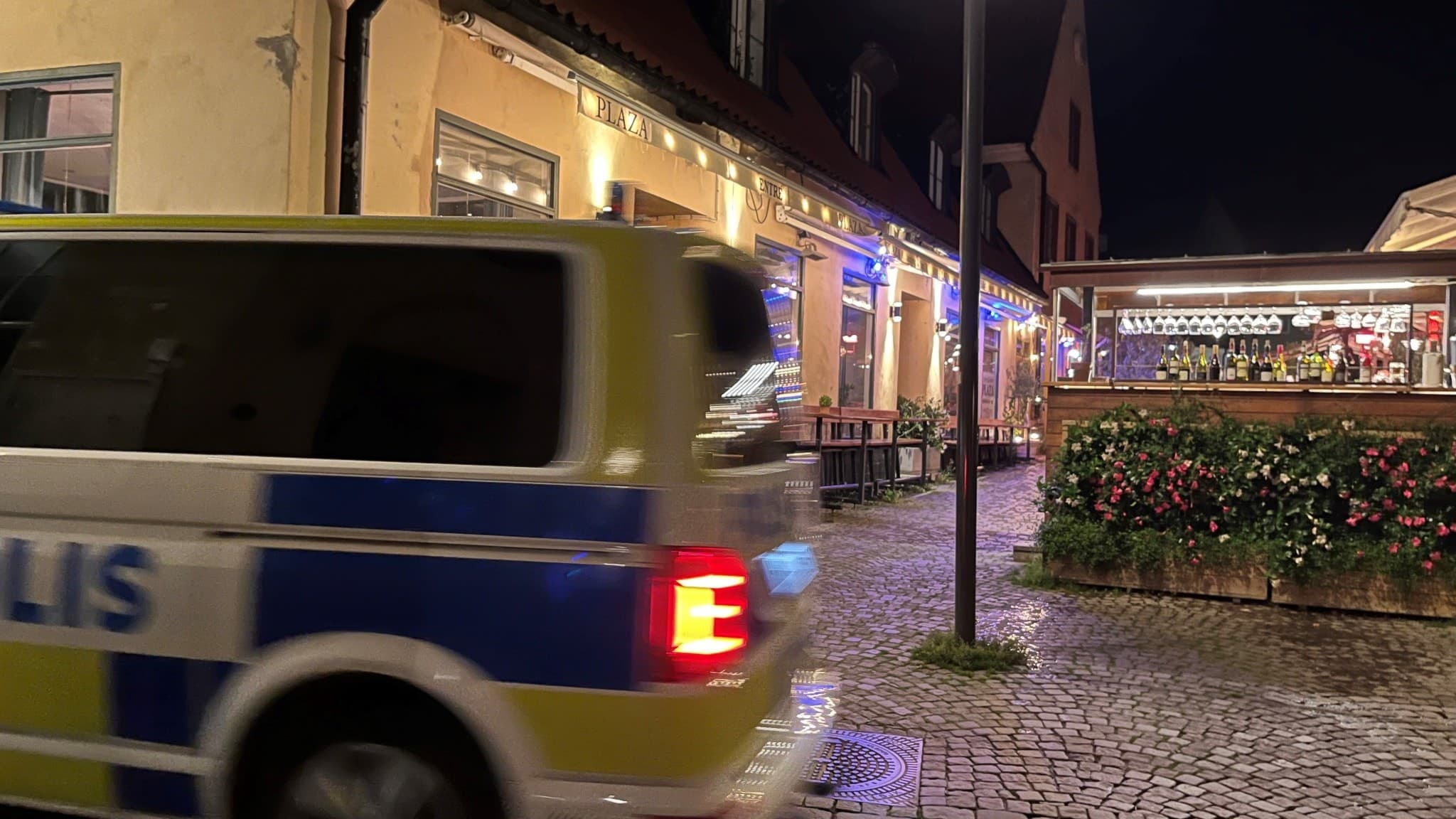 En polisbil på Stora torget i Visby på kvällen.