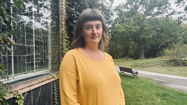 Prästen Magdalena Devall predikar. 