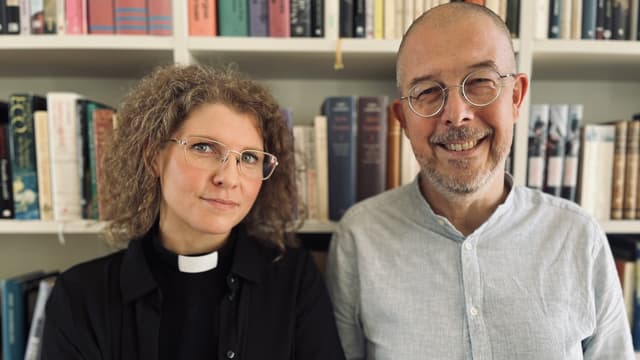 Prästen Emma Audas och pastorn Fredrik Lignell samtalar om äktenskapet.  