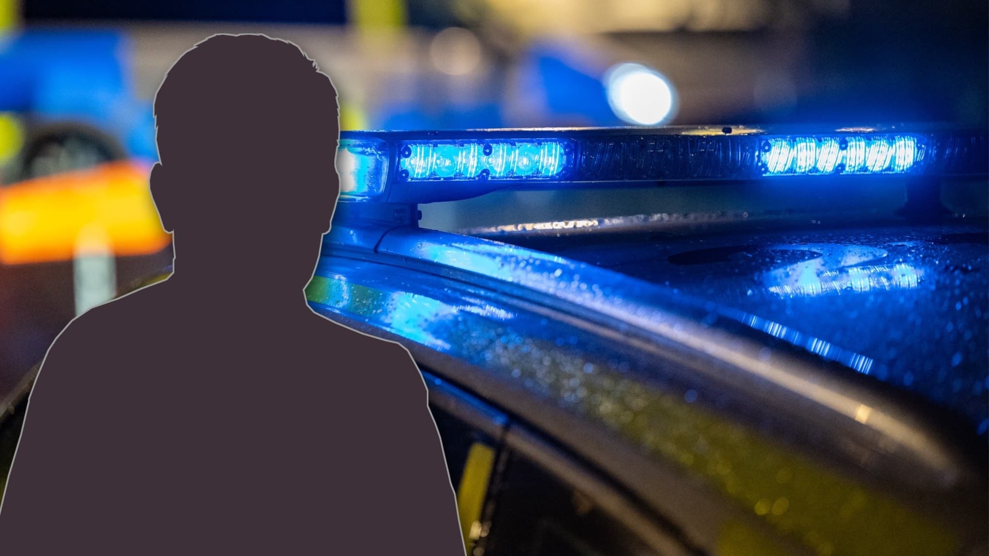 En siluett av en man i förgrunden, en polisbil med blåljus i bakgrunden. 