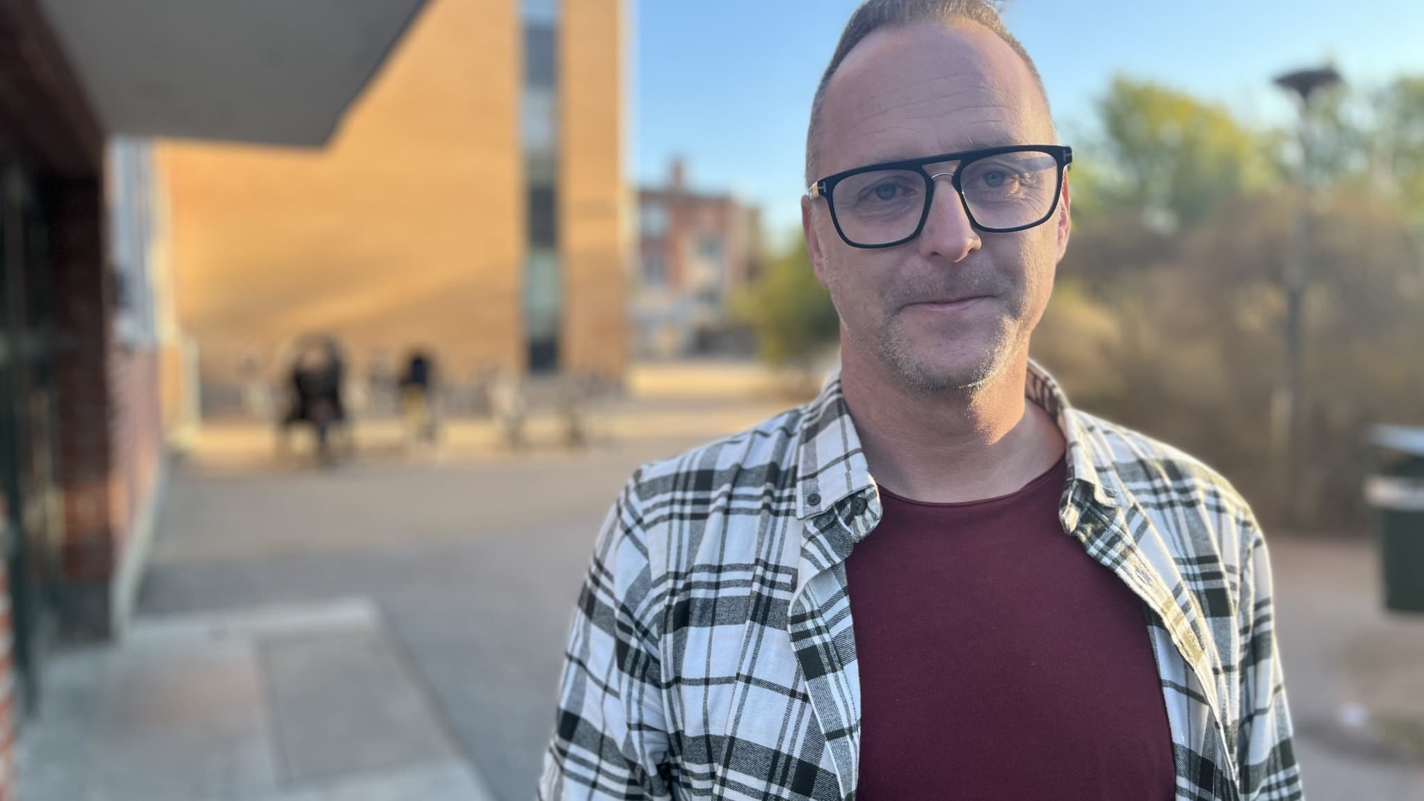 En rektor utanför Stenkulaskolan.