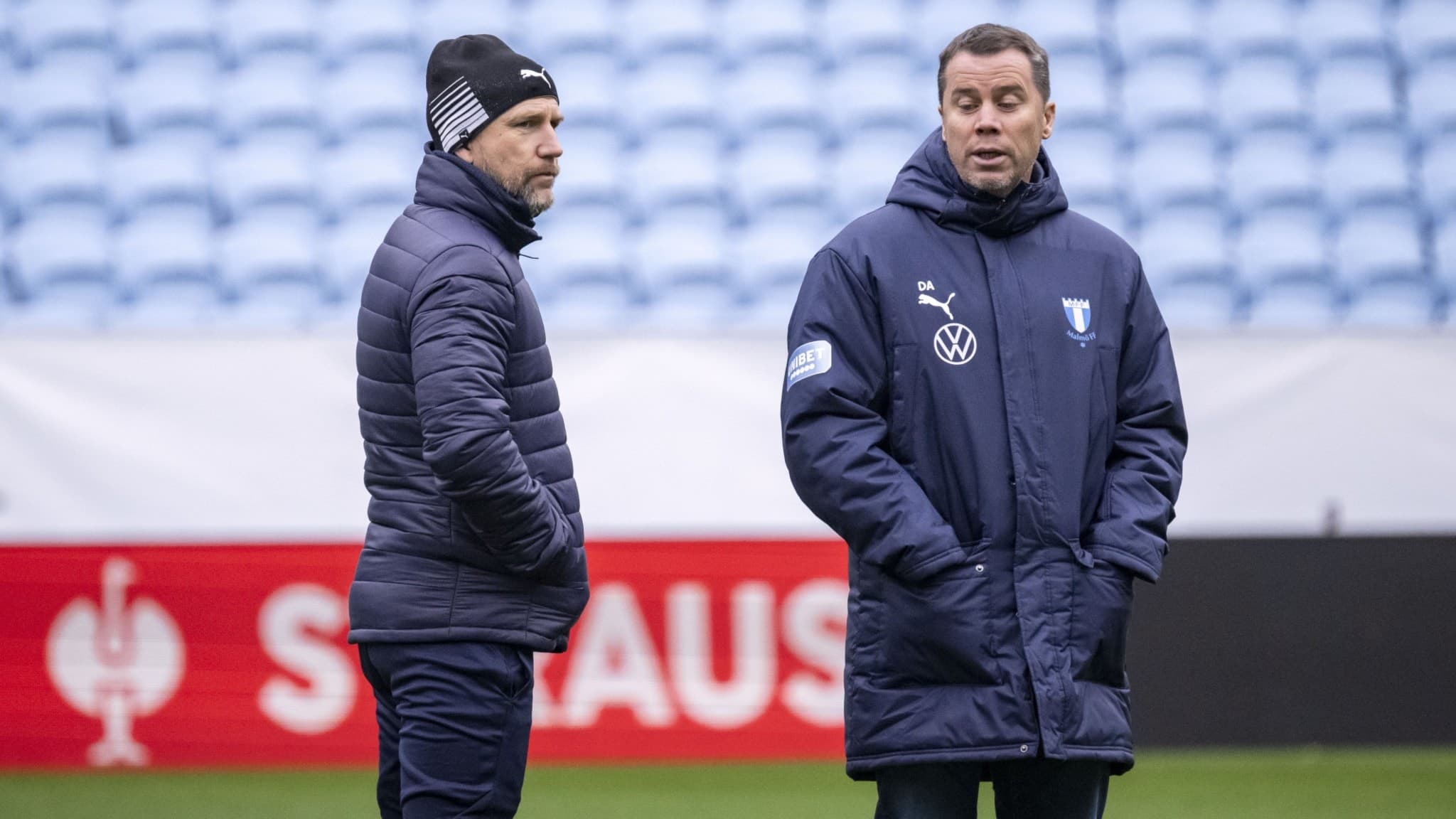 Malmö FF:s tränare Henrik Rydström och sportchef Daniel Andersson står på Eleda Stadion i Malmö under en träning inför en UEFA Europa League-match mot Galatasaray SK.