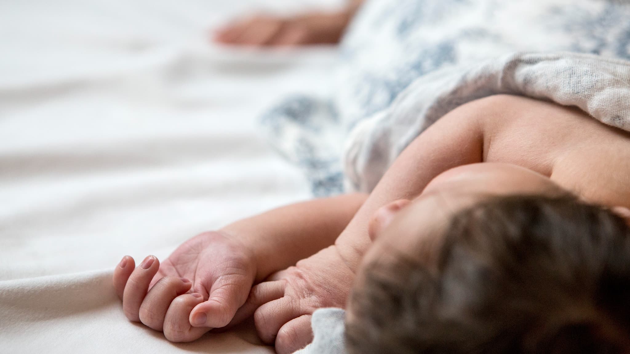 Sovande baby på rygg och med napp. Foto: Hasse Holmberg/PrB.