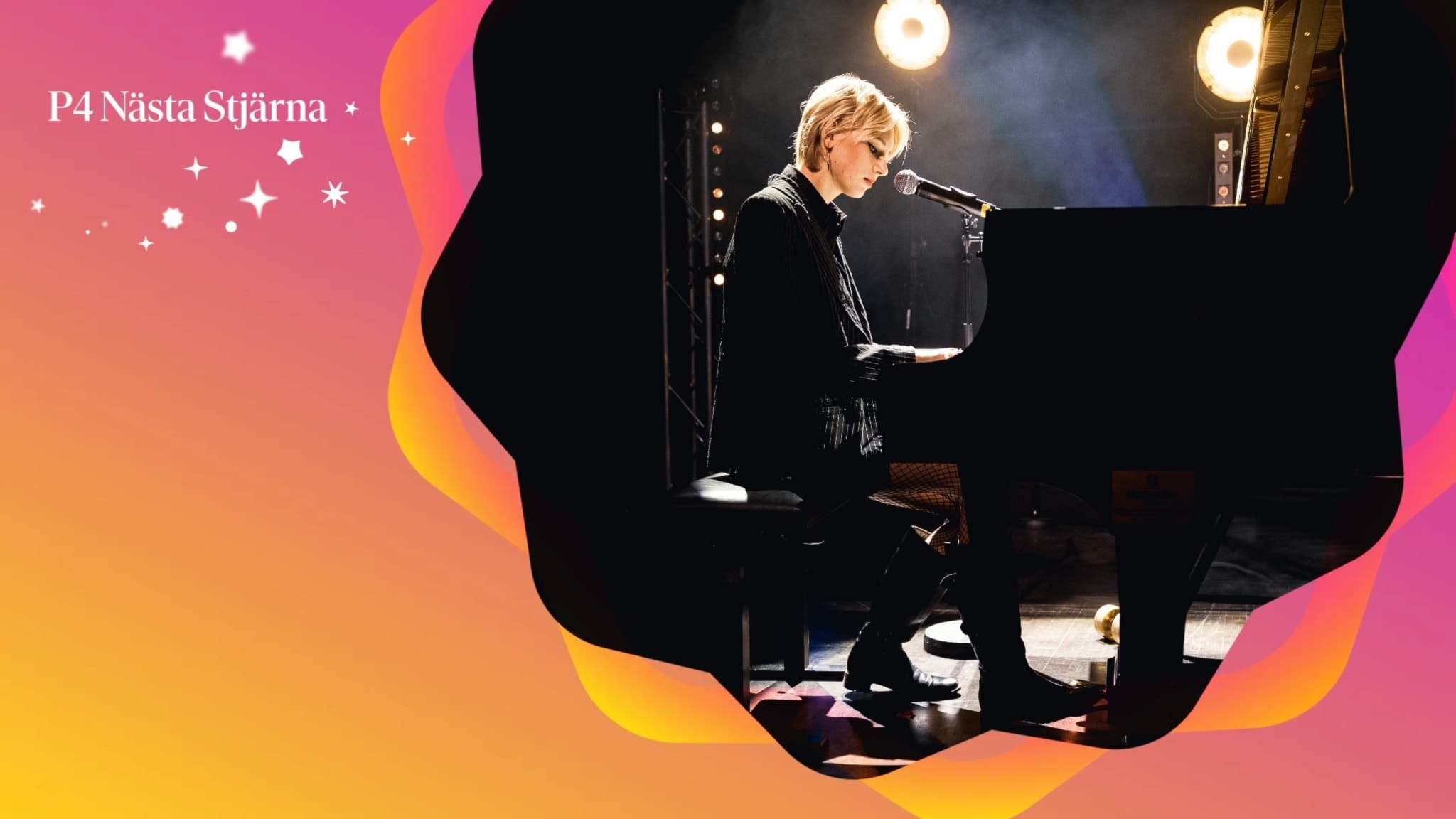 Lovisa Sörgjerd sitter vid ett svart piano på en scen, belyst av strålkastare. Omkring syns en grafik med en gradient i rosa och orange med texten 'P4 Nästa Stjärna' och stjärnmotiv.