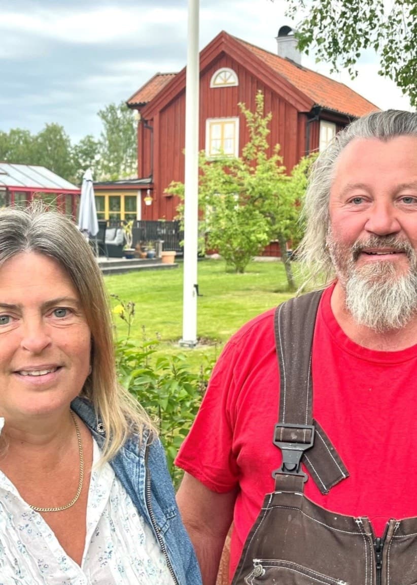 Catrine och Tomas Neiler flyttade sitt hus från fastlandet till Vinön. 