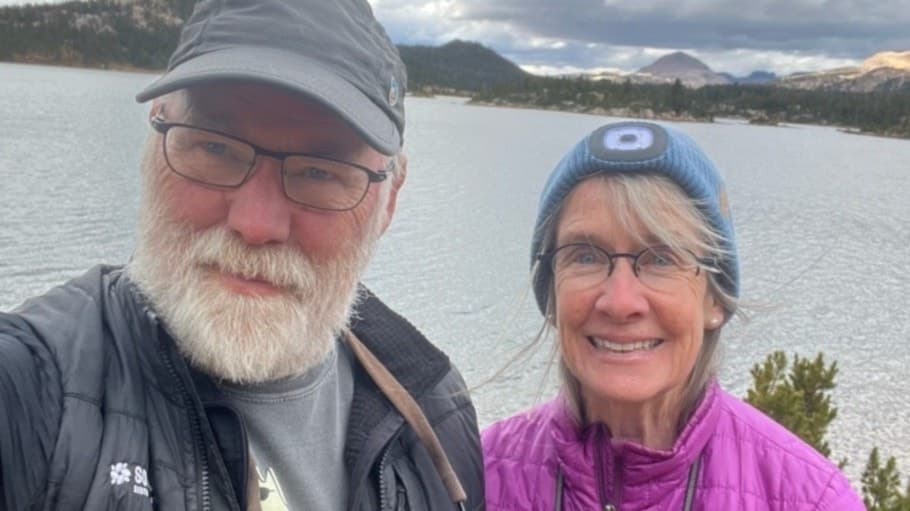 2025 år Nobelpristagare i medicin Fred Ramsdell och hans fru Laura O'Neill, fotade av honom själv under måndagens vandring.