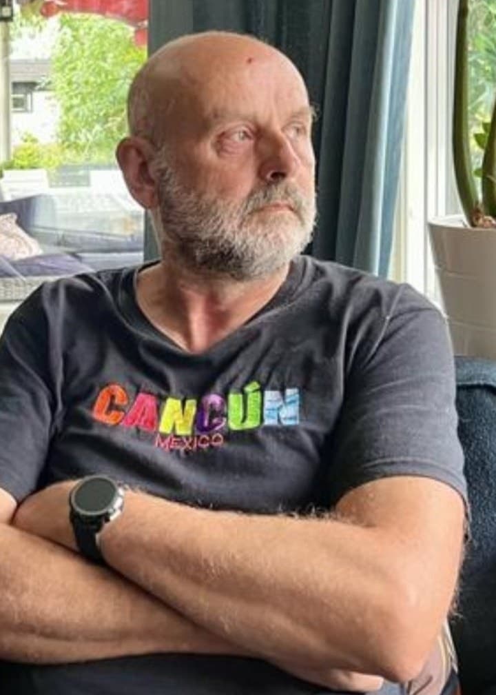 Johan Kretz sitter i ett vardagsrum med armarna i kors, omgiven av möbler, böcker och växter. Han uttrycker obehag över att hans dotter blivit bestulen av en person som skulle hjälpa henne.