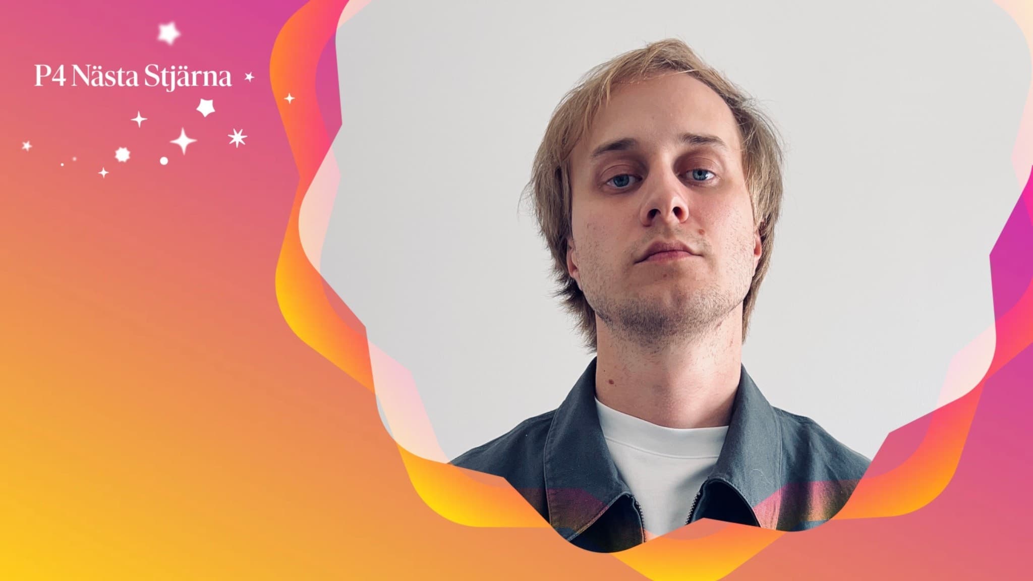 Johan Martinsson står framför en färgglad bakgrund med orange och rosa toner, iklädd en mörk skjorta. Texten 'På Nästa Stjärna' syns i övre vänstra hörnet tillsammans med stjärneffekter.