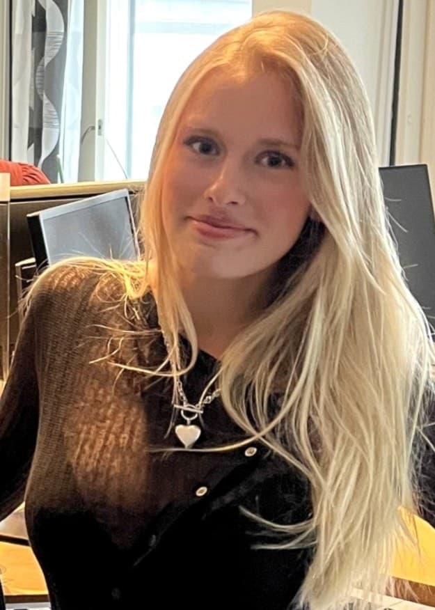 Elliot Ekman och Clara Wide står i en radiostudio och diskuterar sin erfarenhet av att dejta framför kameror, med mikrofoner och teknisk utrustning synliga i bakgrunden.