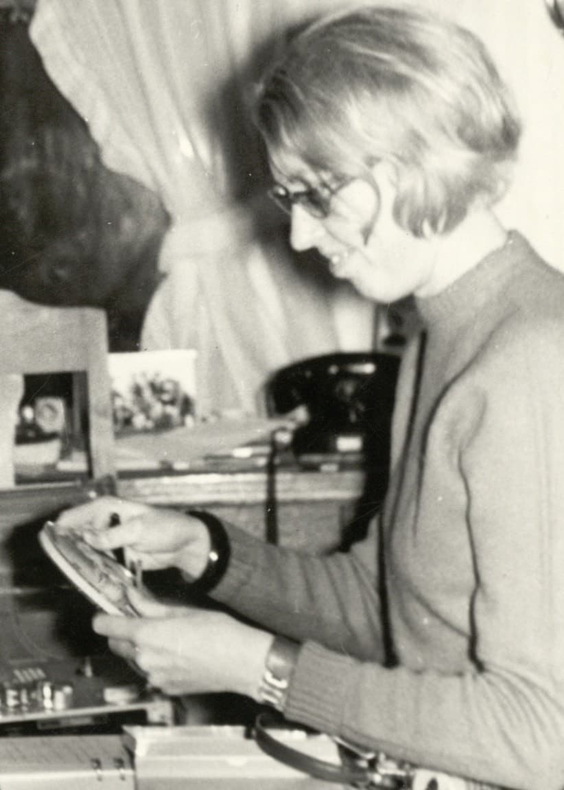 Märta Ramsten med spelmannen Lars Jansson under inspelningsresan i Bohuslän sommaren 1968.