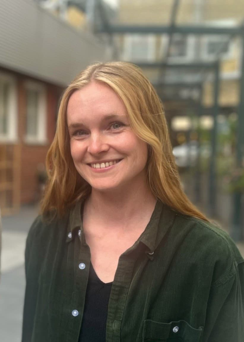 Hilda och Jesse, finalister i P4 Nästa Stjärna, står utomhus framför en byggnad med glasdetaljer. De har avslappnade kläder och ser in i kameran.