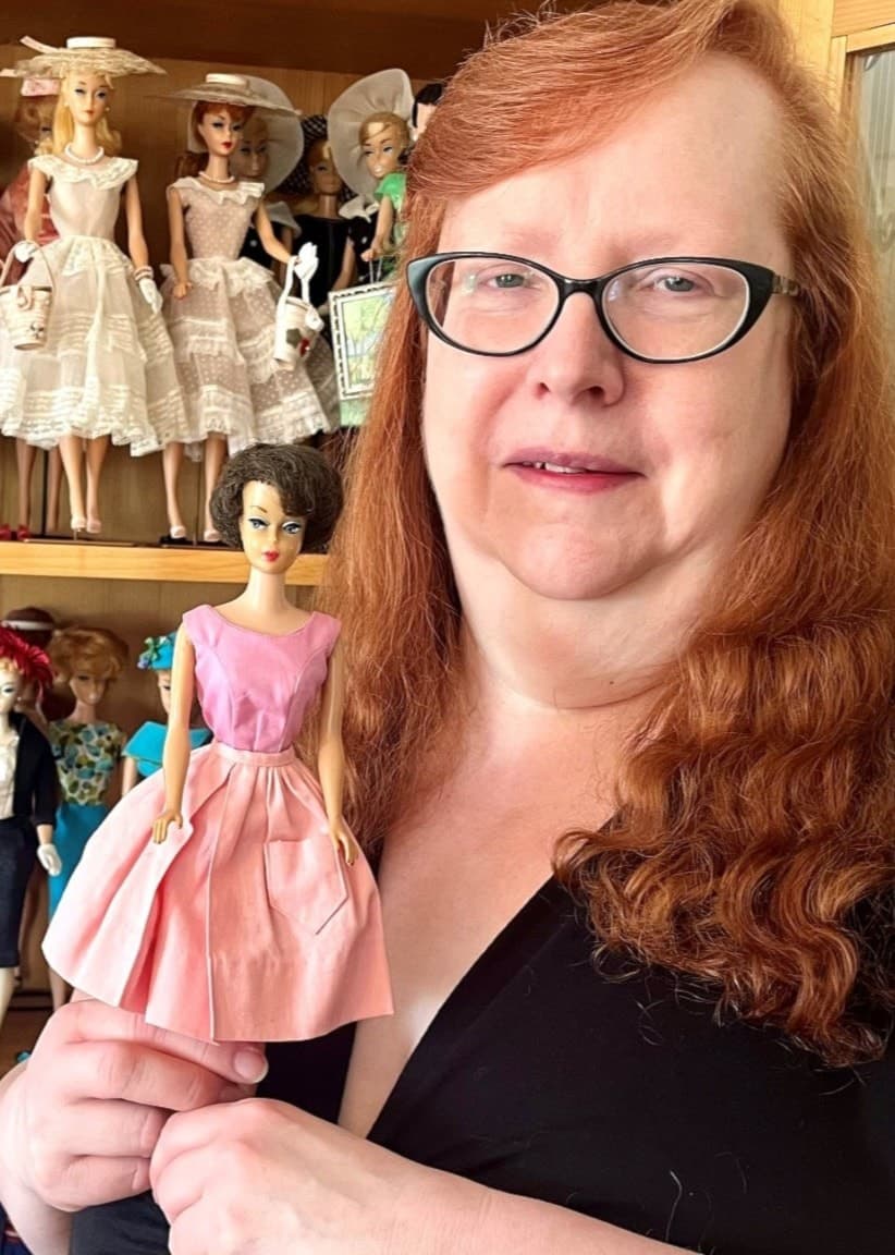 Kerstin Bergström med den enda barbiedocka som hon faktiskt lekte med som barn. 