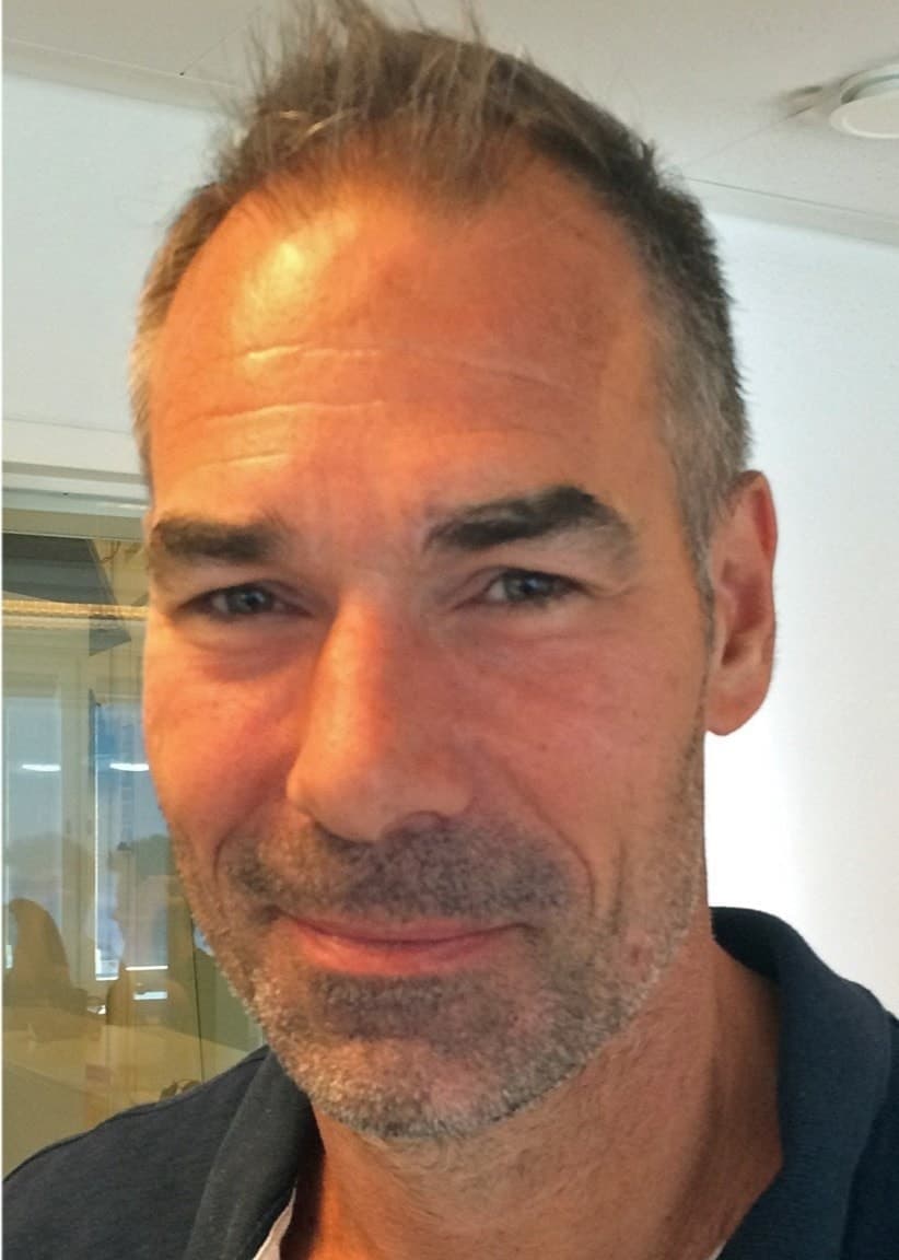 Delad bild. Till vänster syns ett kraschat flygplan i flera delar, flera personer från räddningstjänsten får utanför planet. Till höger syns Tomas Gustavsson, en man med grått hår och skäggstubb. 