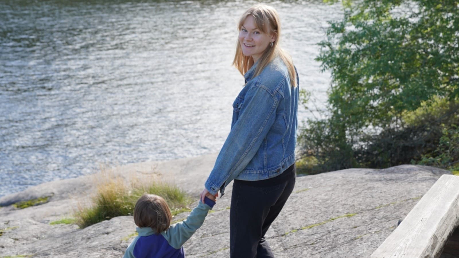 Bild på Vendela som håller sin systers barn i handen. Hanna Nyberg/Sveriges Radio