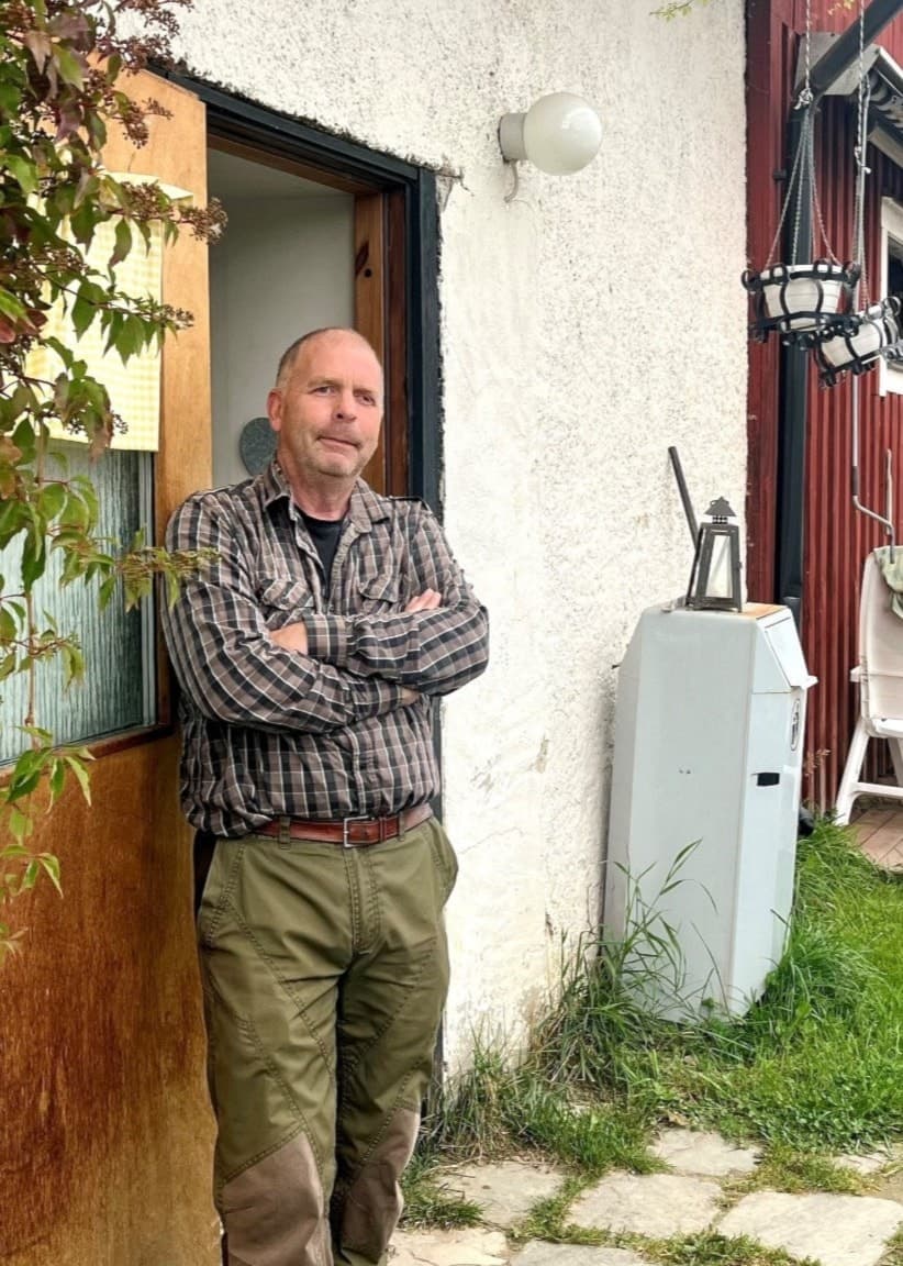 Det känns som att gå in i ett fikarum i en ladugård, men här inne bor Rickard. 
