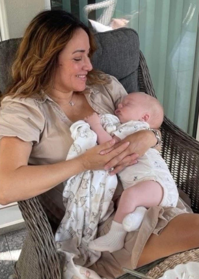 Marcela Jofré Espinoza, 51 år, syns i en bildserie. Hon är gravid, håller sitt nyfödda barn och står utomhus i en vit blus. Bilderna illustrerar hennes resa som äldre mamma.