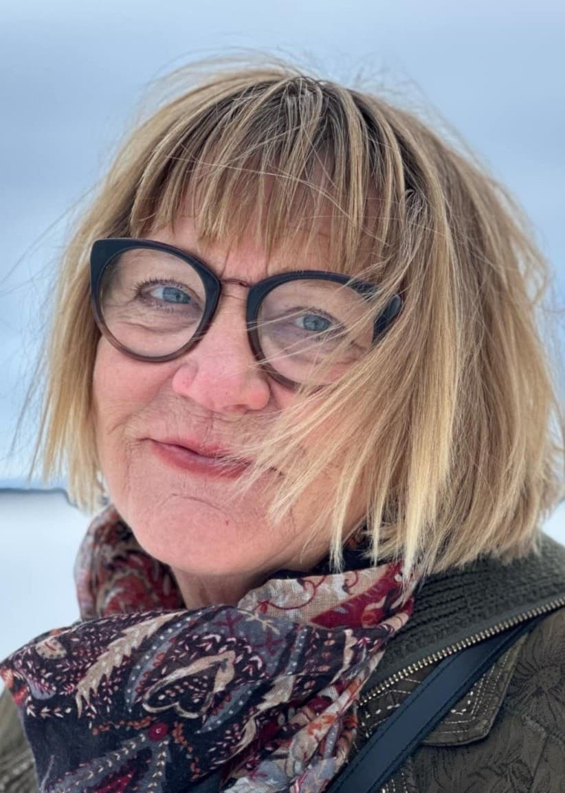 Porträttbild av Maria Lövgren vid vattnet. 