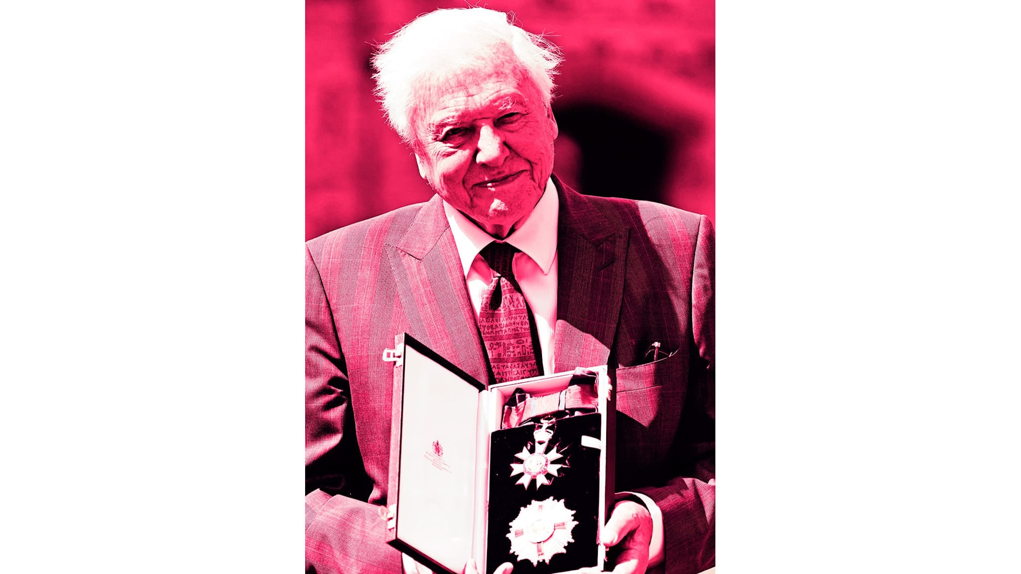 Sir David Attenborough med en medalj