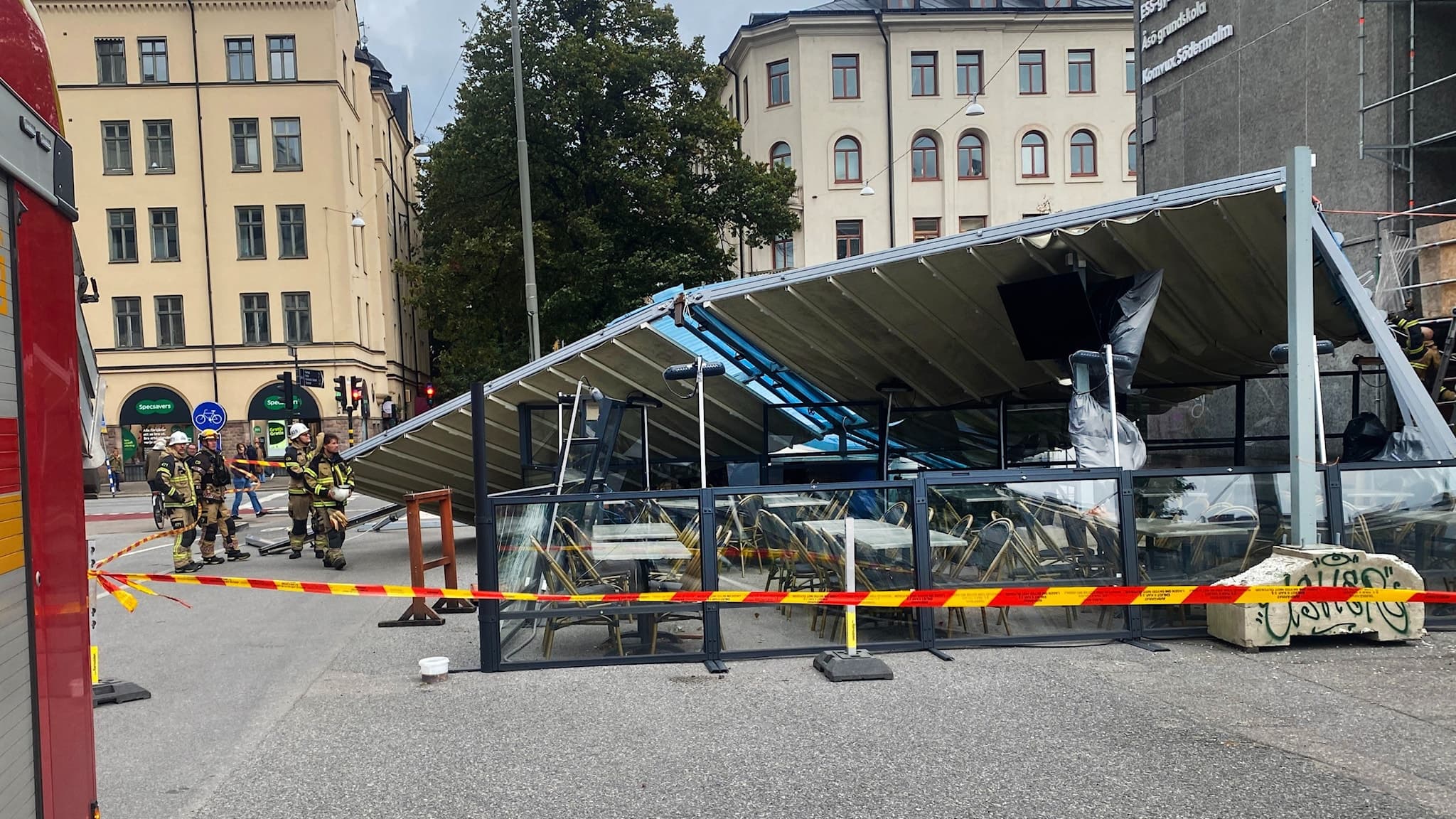 Under lördagsförmiddagen slet stormen Amy med sig taket från en uteservering på Södermalm.