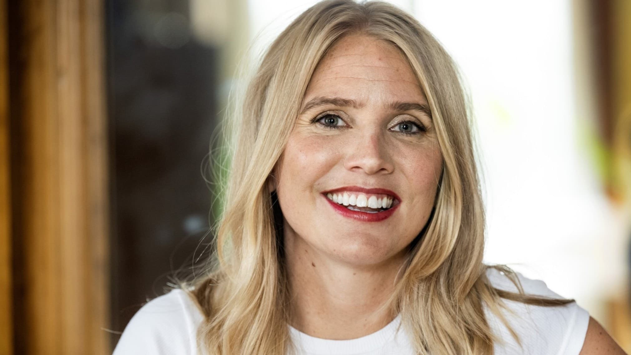 Författaren Amanda Romare tittar in i kameran.