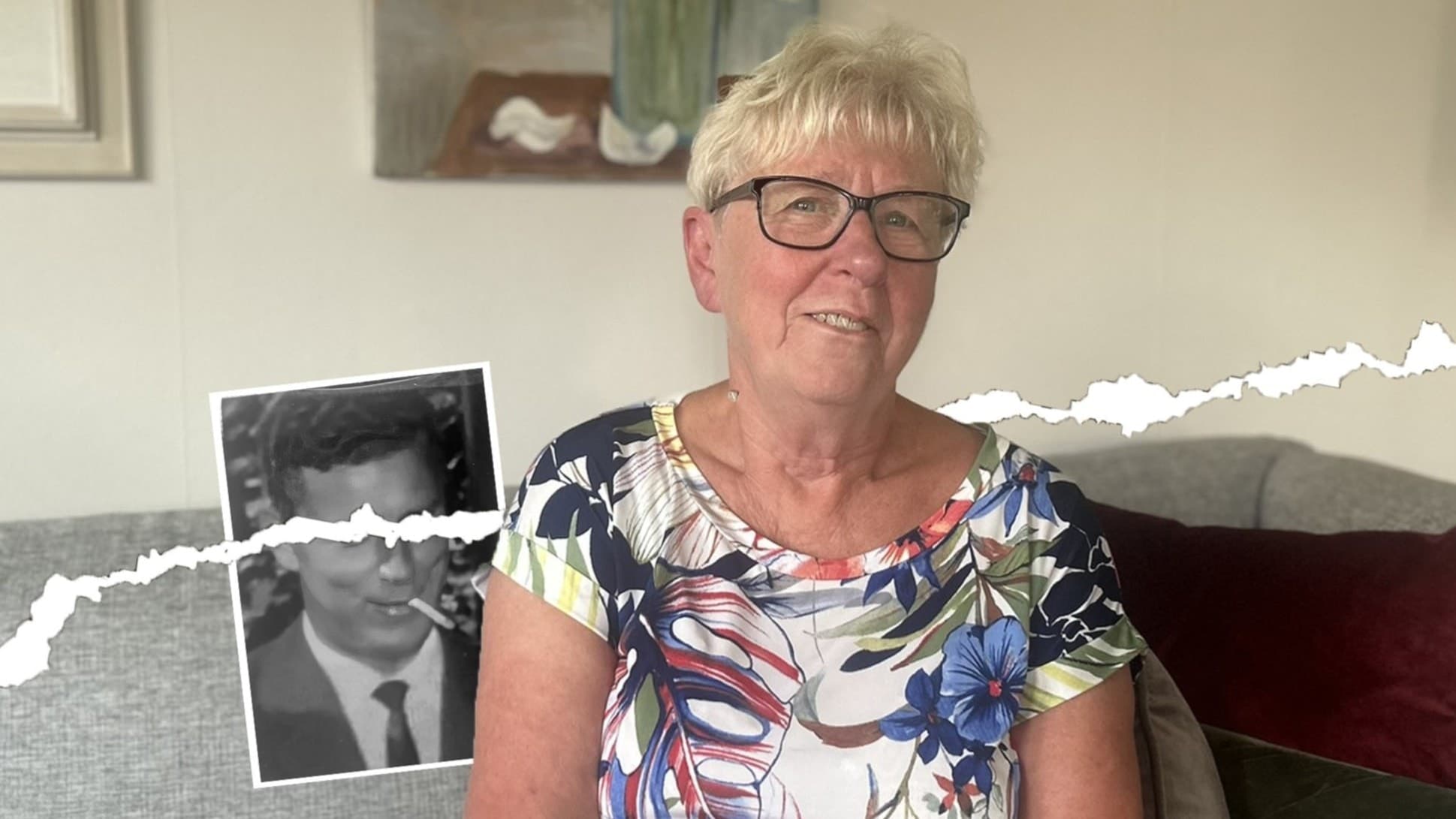 Gunilla i soffan med en delvis maskerad bild ev hennes far, i elegant kostym och pmaderat hår