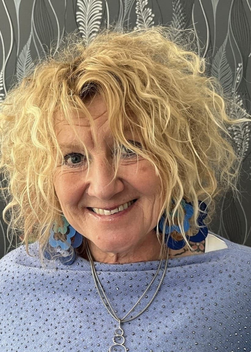 Till vänster, Ann-Sofi Lager står mot en vägg och tittar in i kameran. Till höger en bild på två ballonger. En gul och en blå som föreställer det manliga könsorganet.