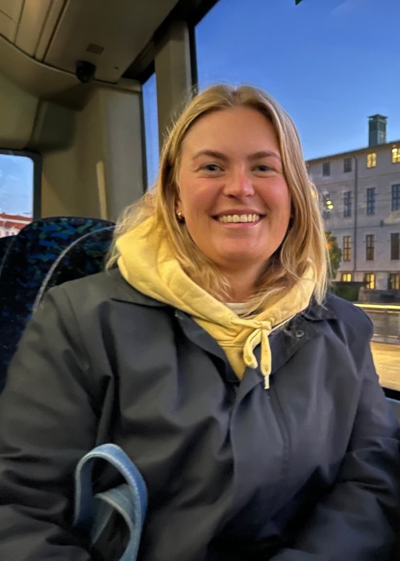 Bildmontage med en karta som visar en busslinje och en person som sitter i en buss. Kartan har markerade hållplatser och en gul linje som illustrerar rutten. Utanför bussen syns stadsmiljö.
