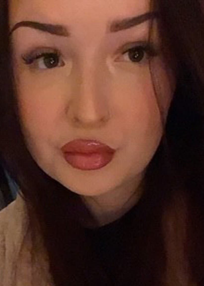 Ida Hansen från Tidaholm visar en skärmdump av en Facebook-annons med en man som sitter i en bil. Annonsen är från en köp- och säljgrupp och har skapat diskussioner online.