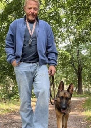 Fredrik Steen är hundcoach och har bland annat utbildat hundförare inom polisen. Här tillsammans med schäfern Sara.