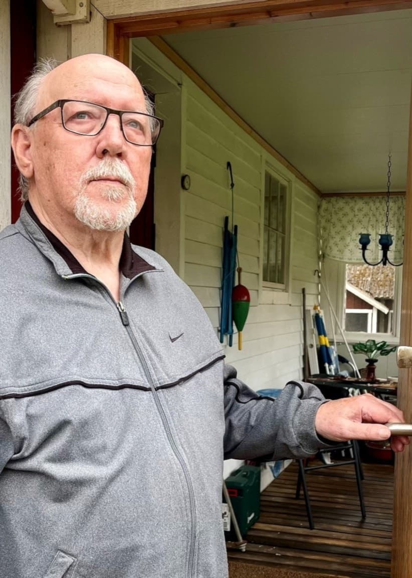 Lars Vinger på trappen utanför sitt hus i Röfors. 