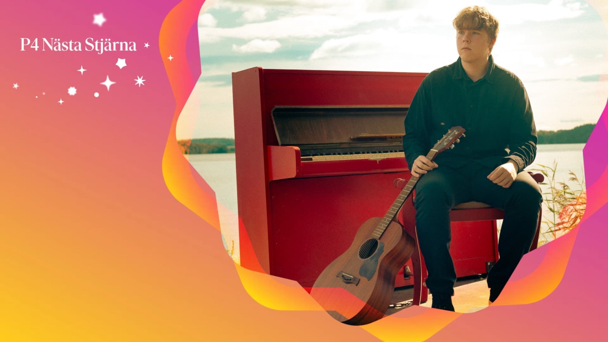 Elloit sitter vid ett rött piano utomhus med en gitarr i handen. Bakgrunden visar en sjölandskap under en klar himmel. Texten 'Nästa Stjärna' syns i det övre vänstra hörnet.
