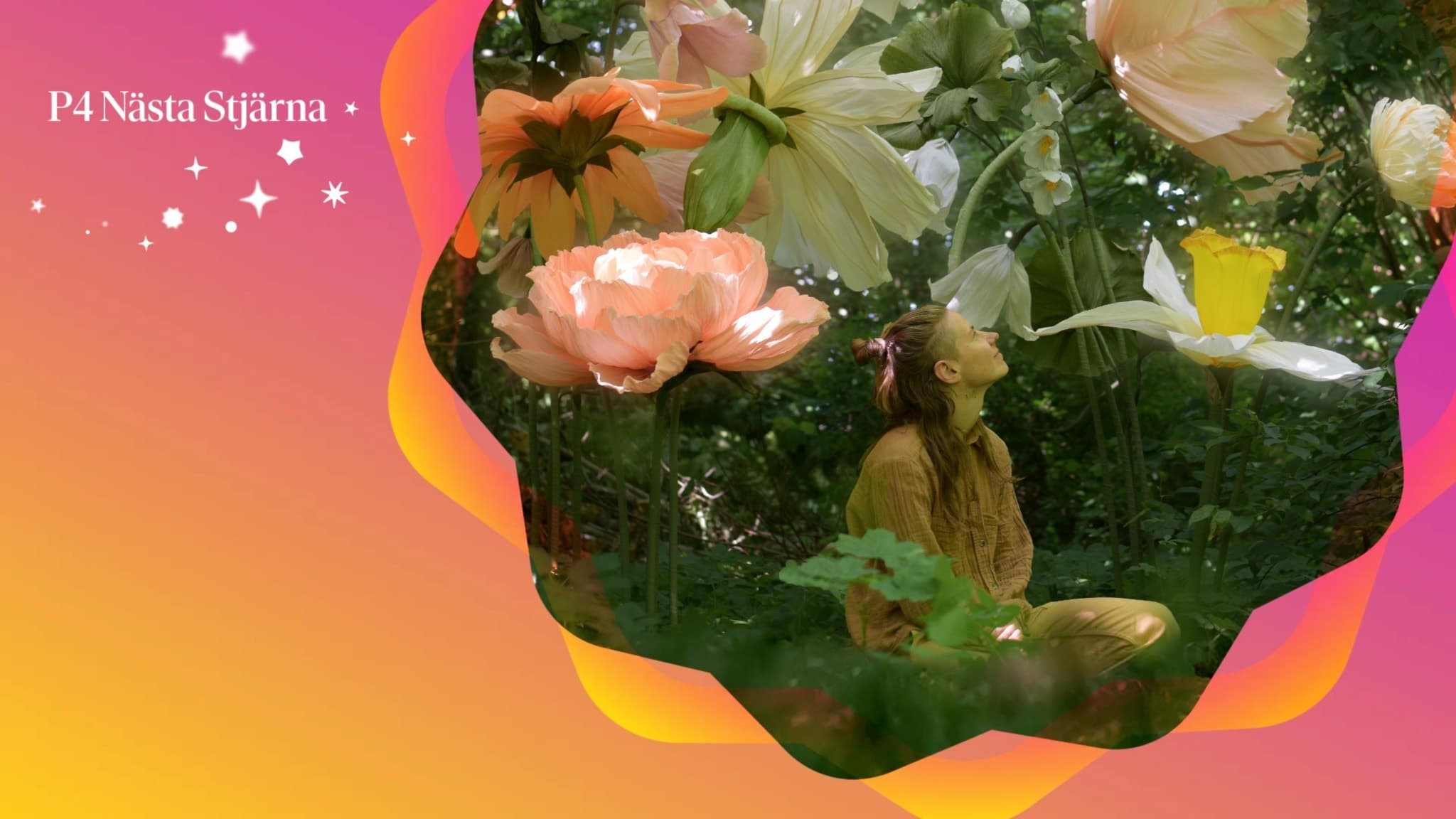 En kvinna sitter i en blomstrande trädgård omgiven av stora färgglada blommor. Bakgrunden är rosa och orange med texten 'På Nästa Stjärna' i hörnet.