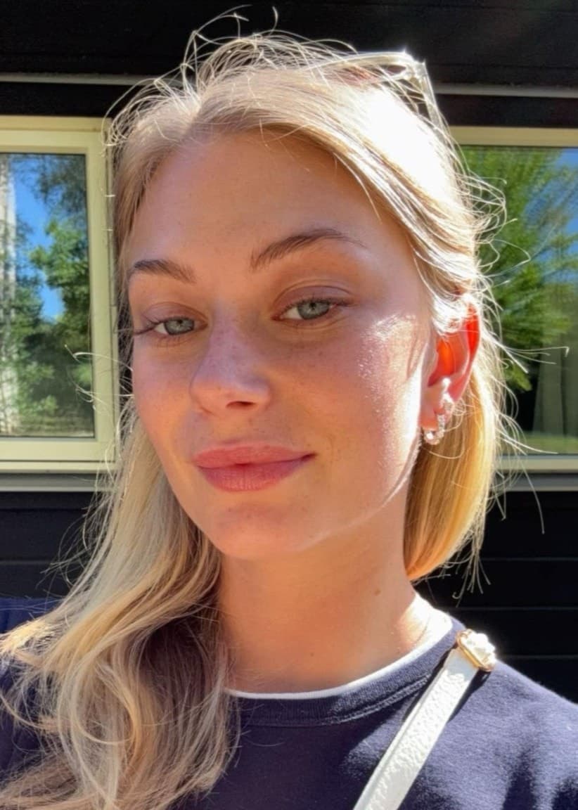 Linn Rydqvist från Värnamo ses delvis framför ett fönster och promenerar senare med en vän i en stadsmiljö, klädd i vinterjackor.